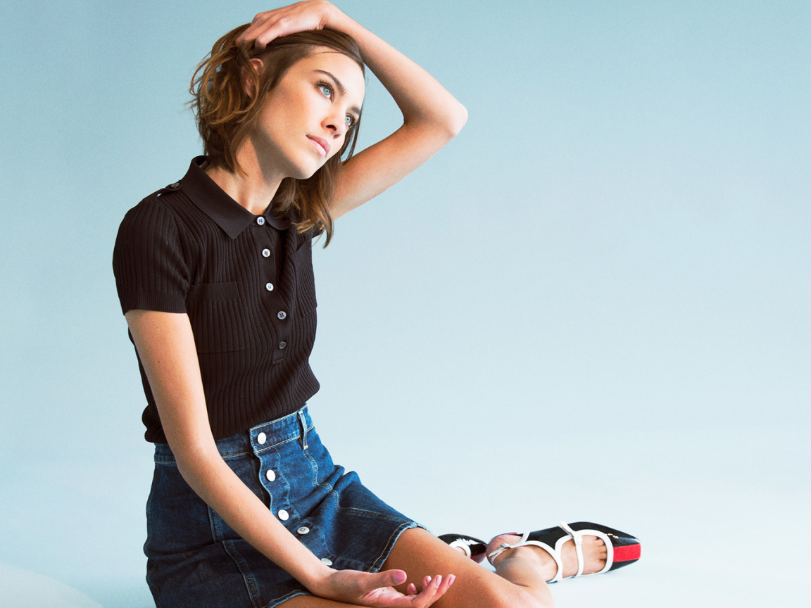 Модель Алекса Чанг сидит на голубом фоне