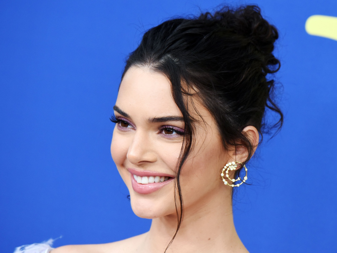 Улыбающаяся девушка модель Кендалл Дженнер 