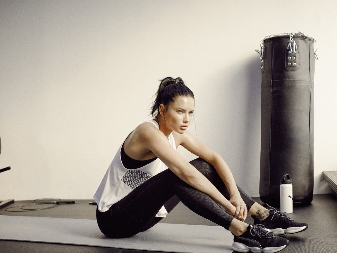 Спортивная девушка модель Адриана Лима в спортзале