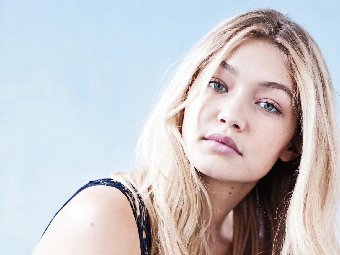 Молодая блондинка, модель Джиджи Хадид на сером фоне