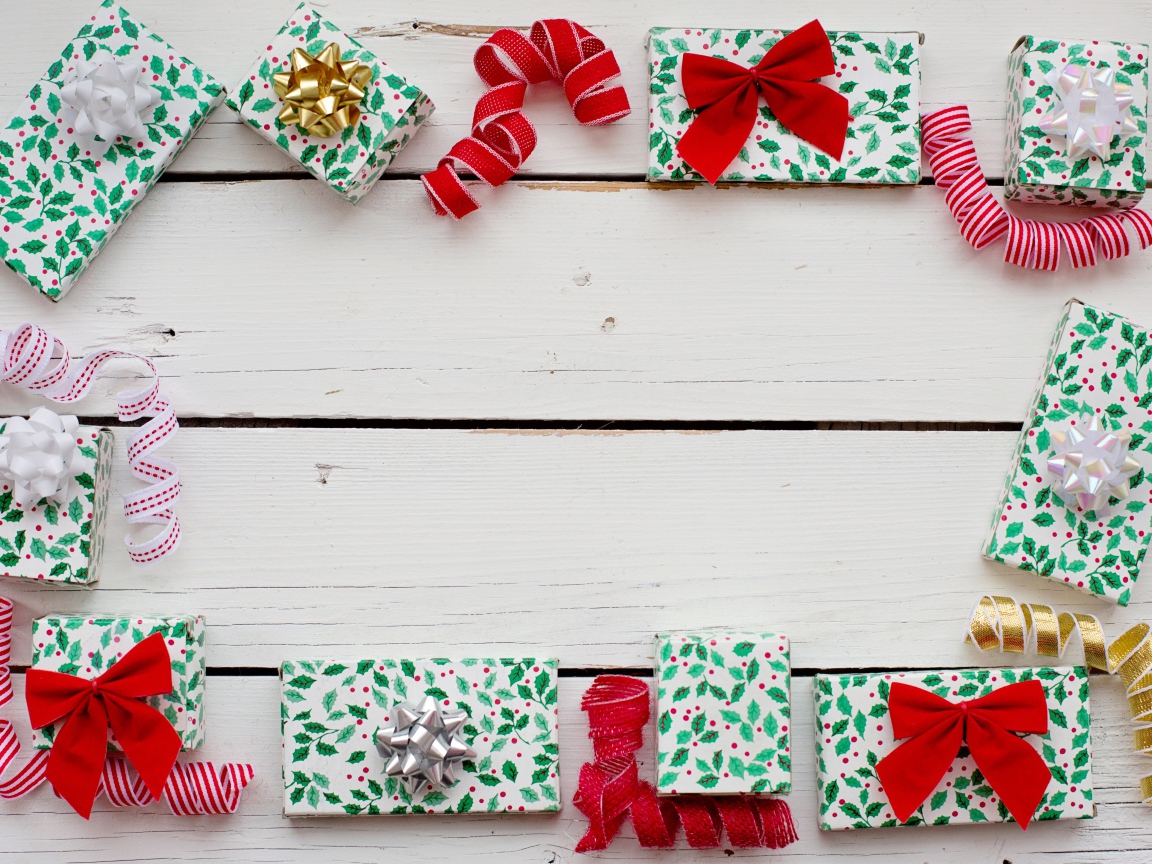 Много разных подарков с бантами на деревянном фоне, шаблон для открытки 