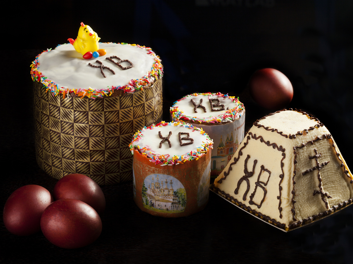 Красивые куличи и крашеные яйца на черном фоне на праздник Пасха