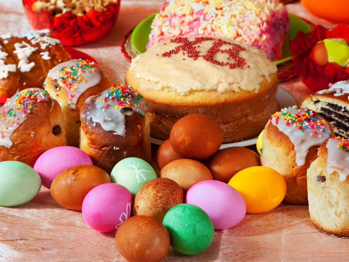 Вкусные пасхальные угощения  на столе к празднику Пасха 