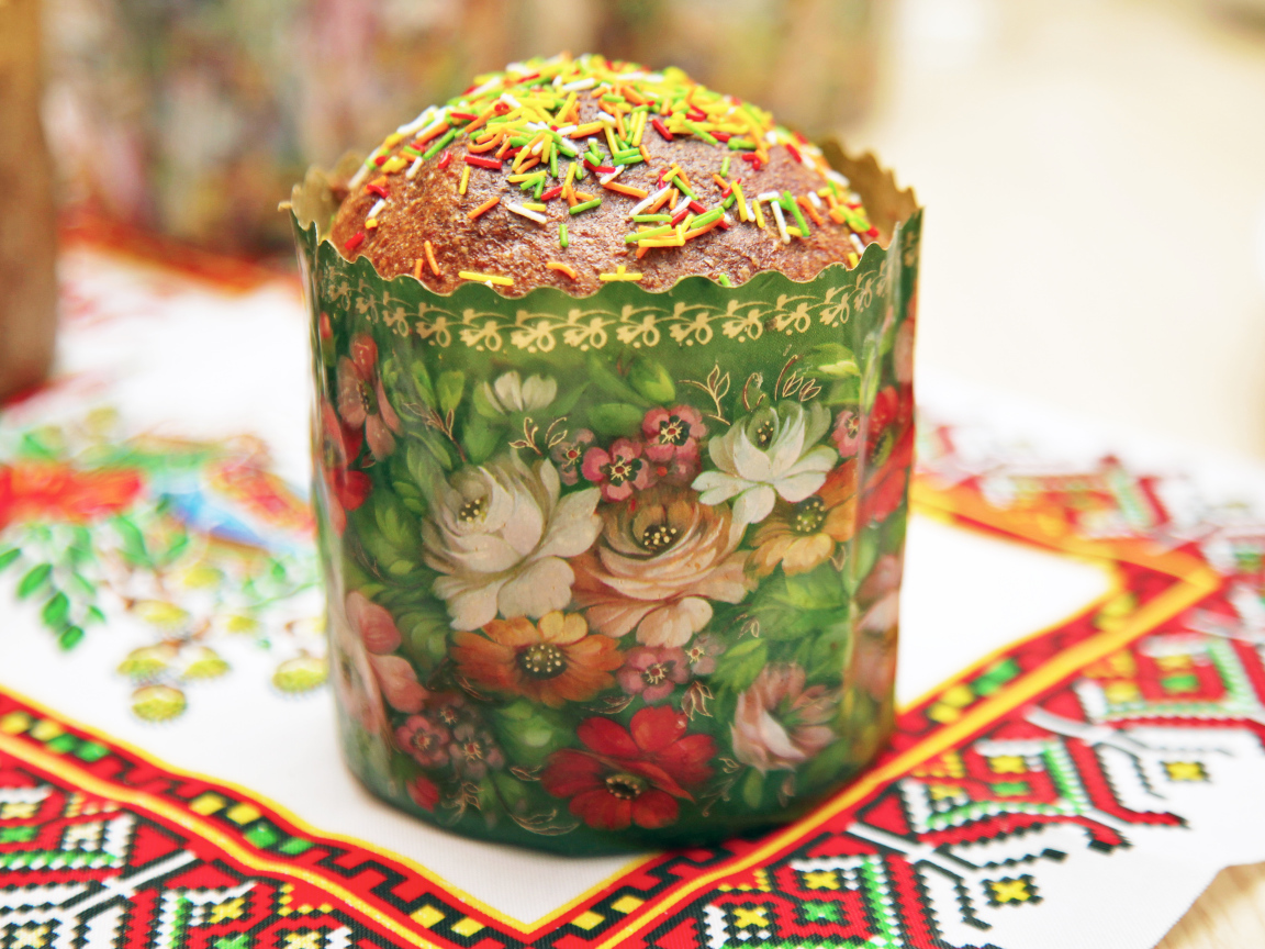 Кулич с посыпкой на Великий праздник Пасха