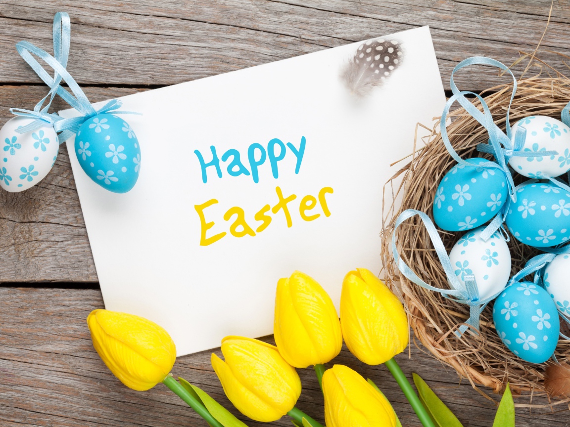 Надпись на белом листе Happy Easter с букетом желтых тюльпанов и крашенными яйцами