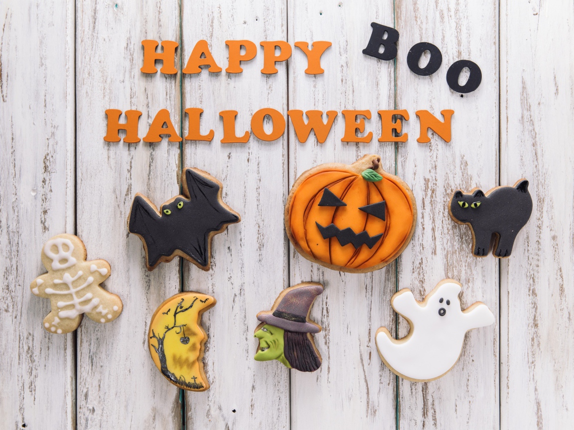 Печенье и надпись на деревянном столе на Хэллоуин 