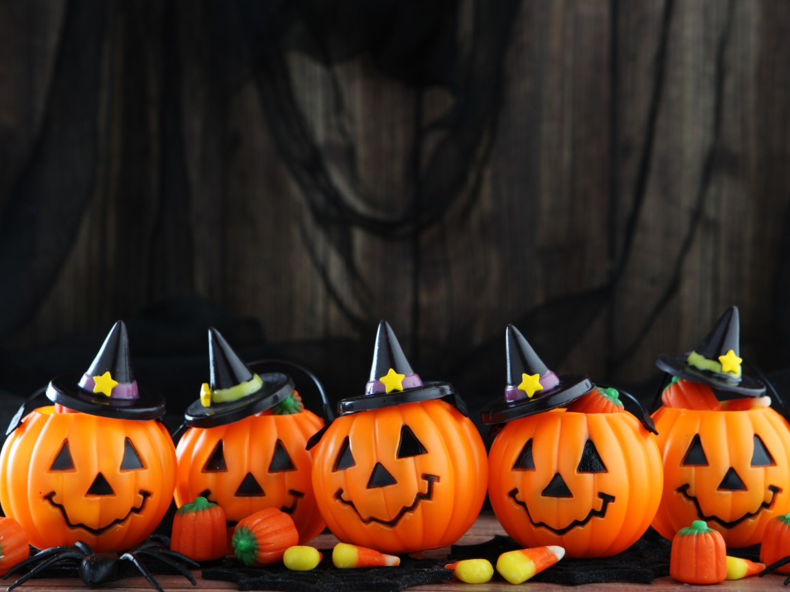 Забавные тыквы в черных шляпах на праздник Хэллоуин 