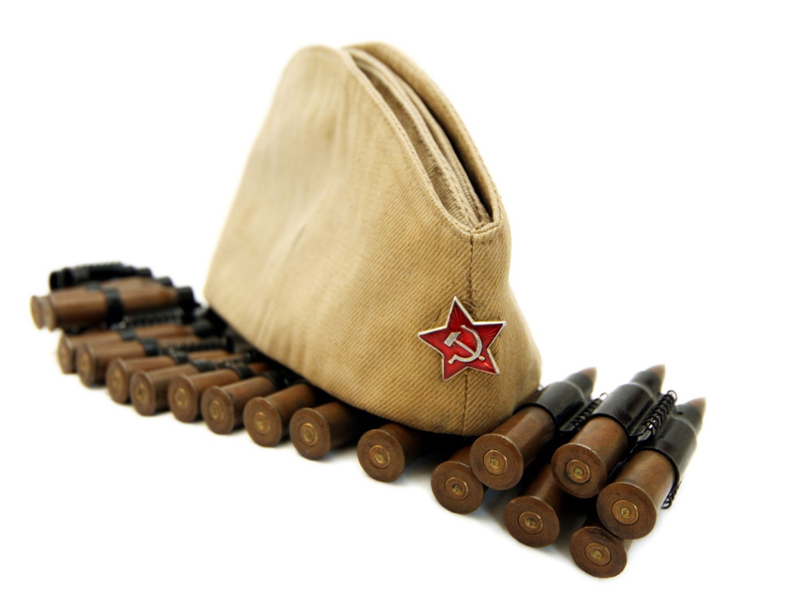 Военная пилотка с красной звездой с патронами на белом фоне