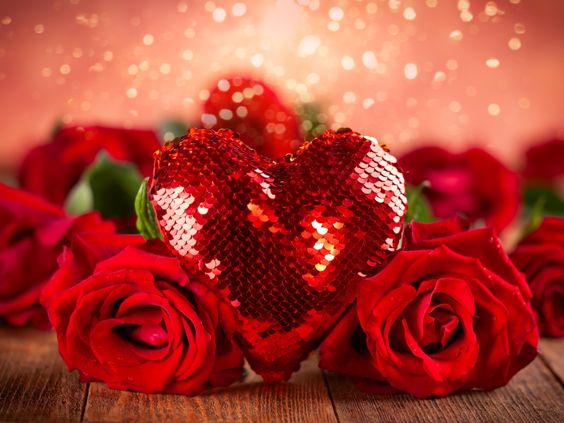 Большое красное блестящее сердце с букетом роз 