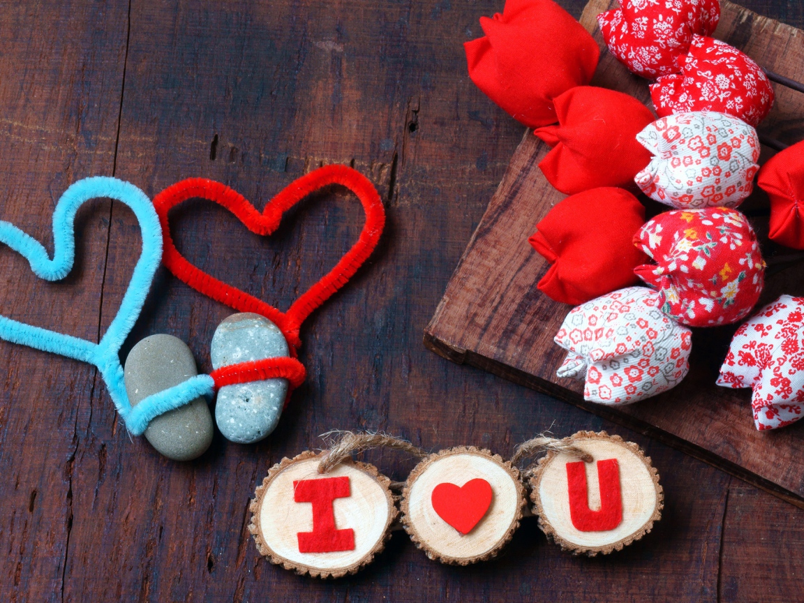 Тюльпаны из ткани и два сердца на столе