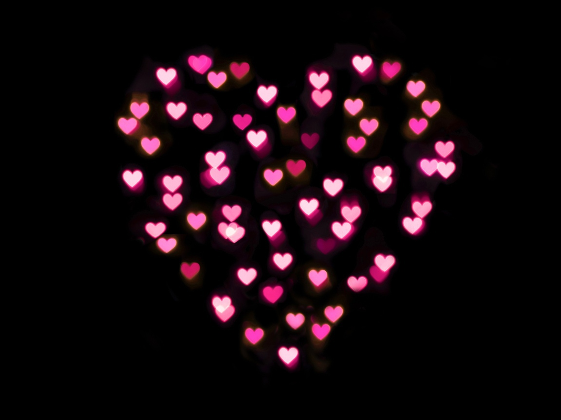 Сердце из маленьких розовых сердечек на черном фоне