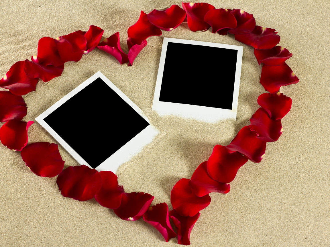 Сердце из лепестков роз на песке с шаблонами для фото 