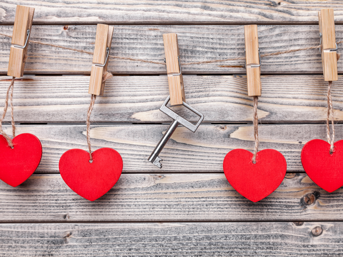 Красные сердечки на нитках на прищепках с ключом 
