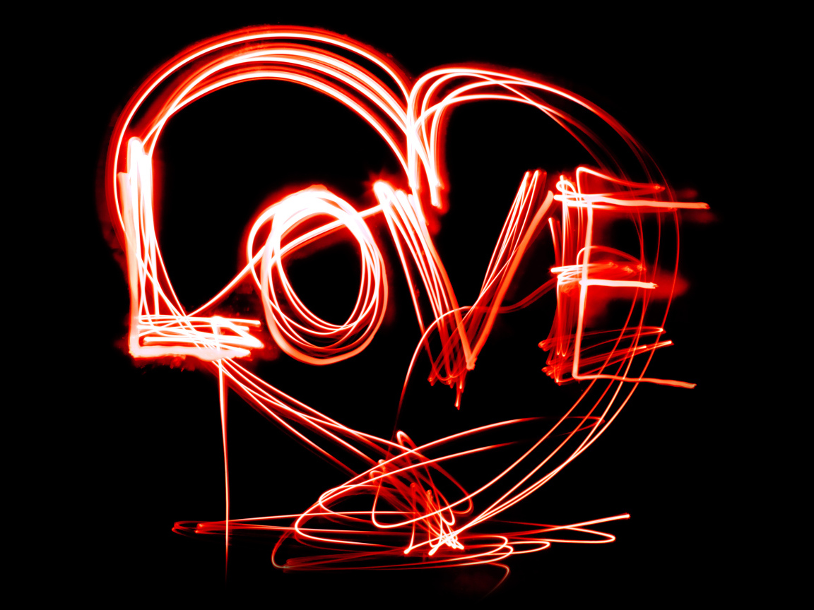 Красная неоновая надпись Love  на черном фоне