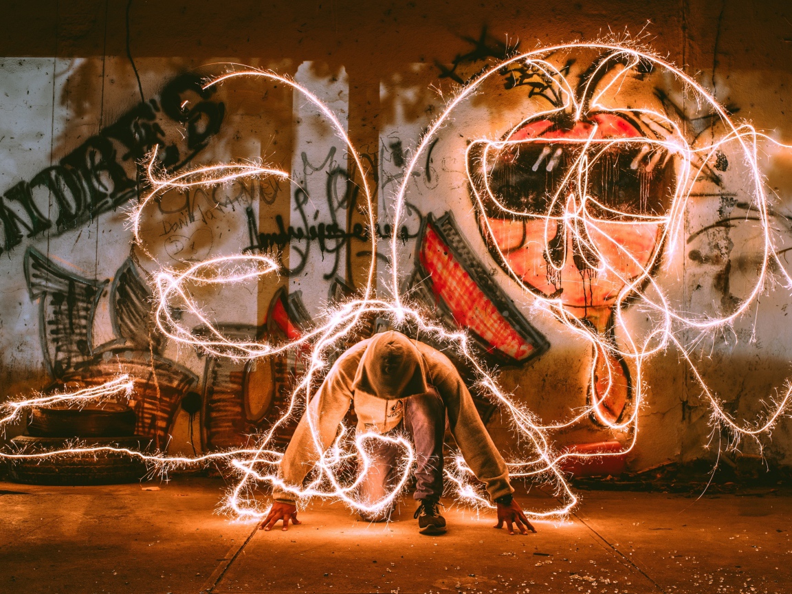 Парень в худи с искрами света