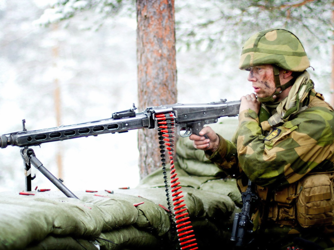 Мужчина солдат с пулеметом 