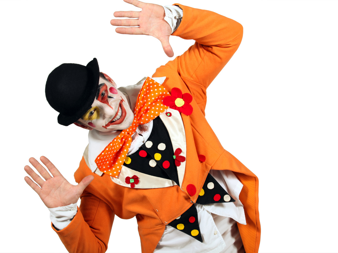 Улыбающийся мужчина клоун на белом фоне 