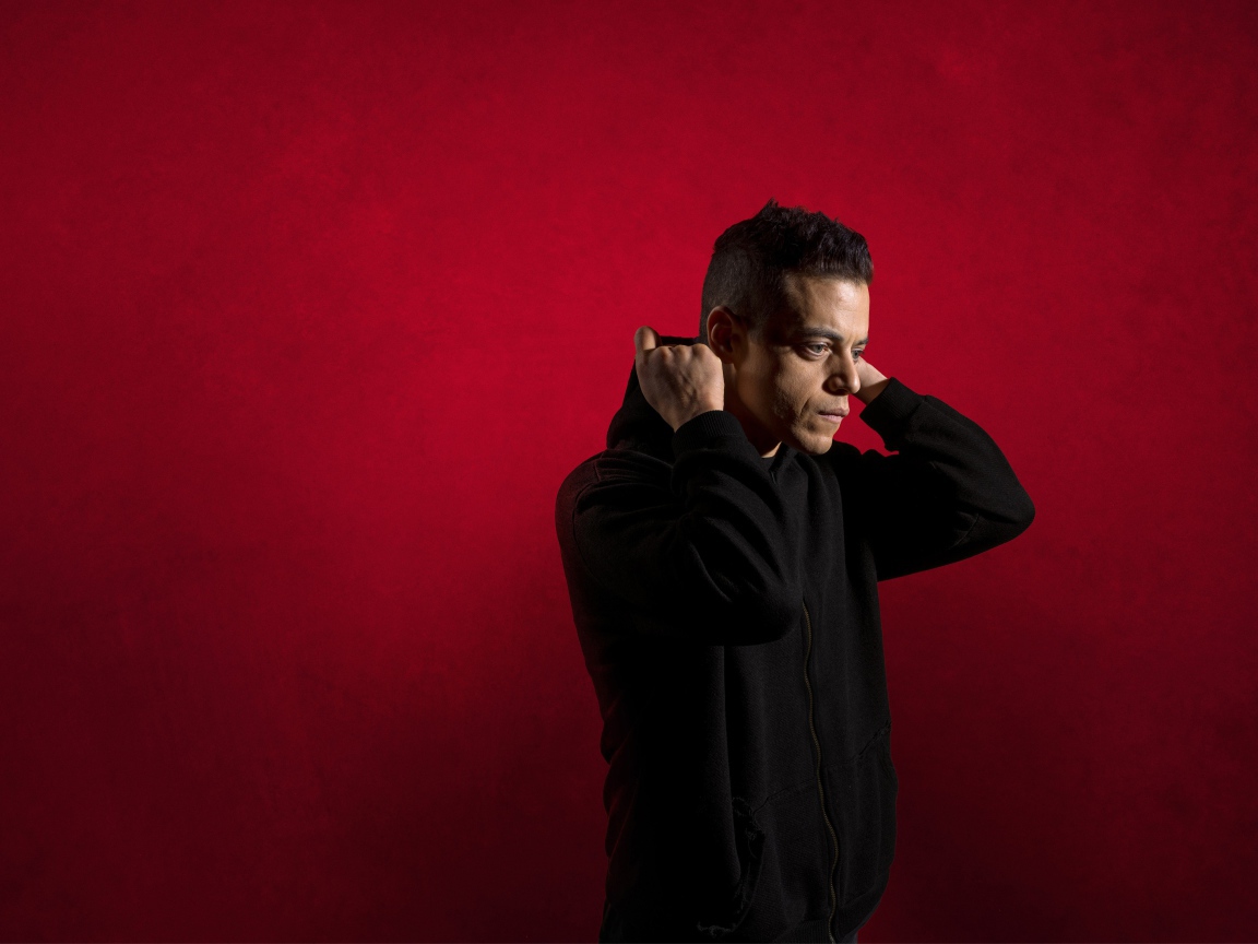 Актер Рами Малек на красном фоне