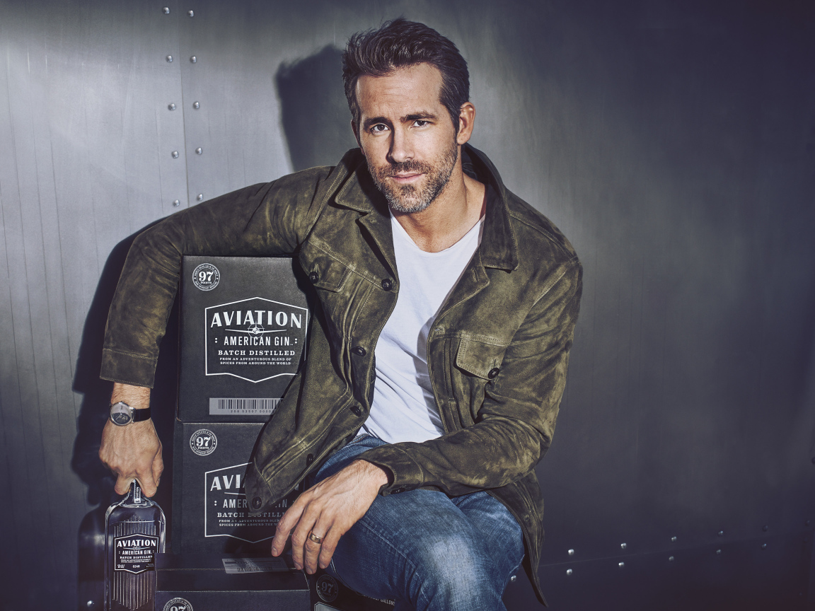 Актер  Райан Рейнольдс с бутылкой алкоголя в руке