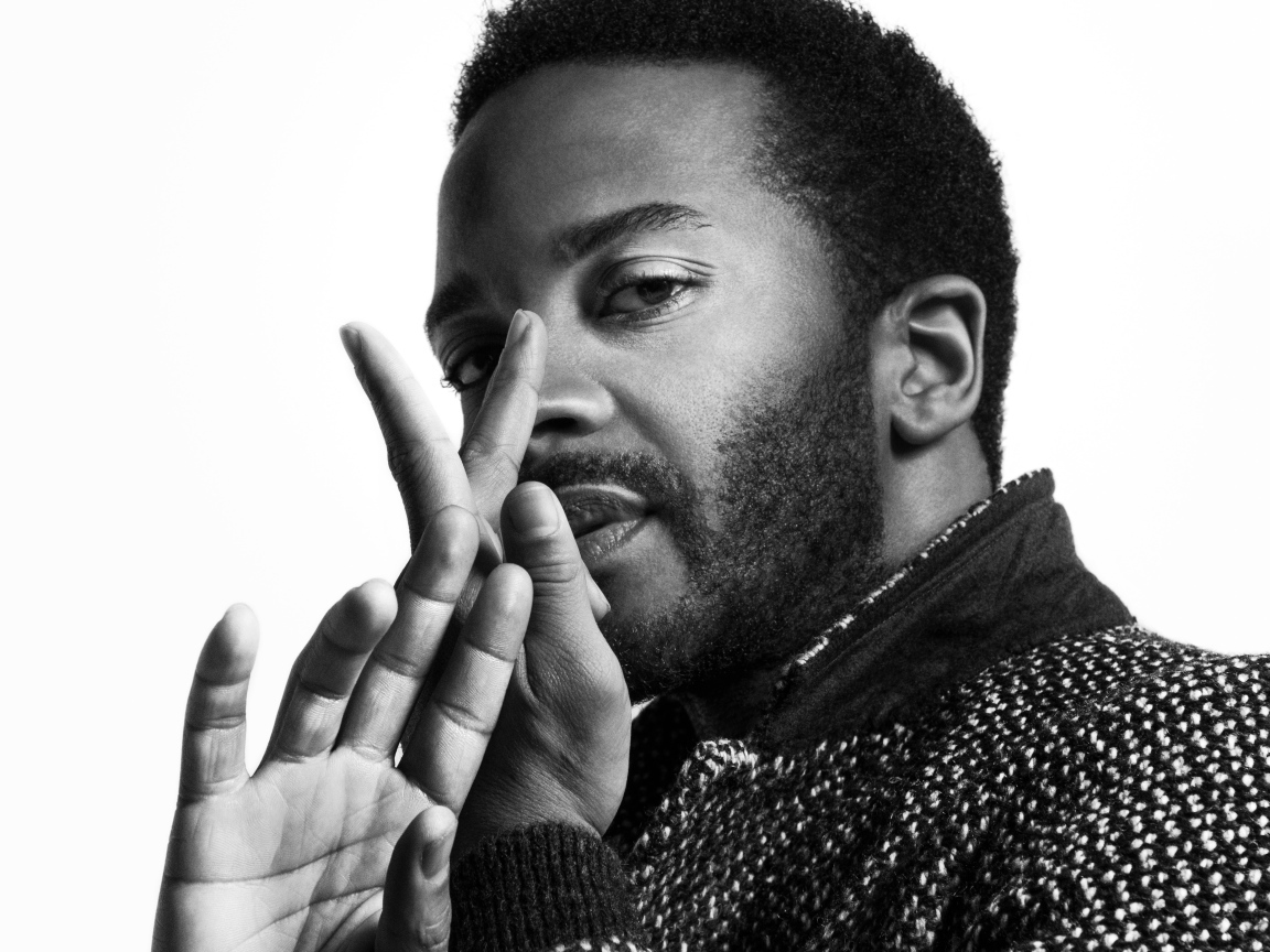 Американский актер Андре Холланд на белом фоне