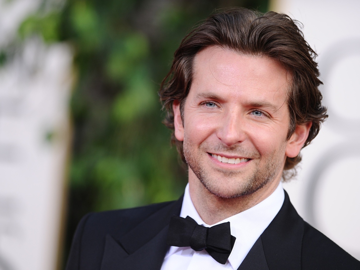 Голубоглазый мужчина актер Брэдли Купер