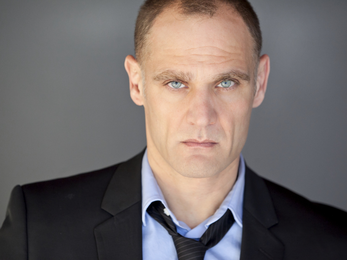 Голубоглазый мужчина, канадский актер Андреас Апергис