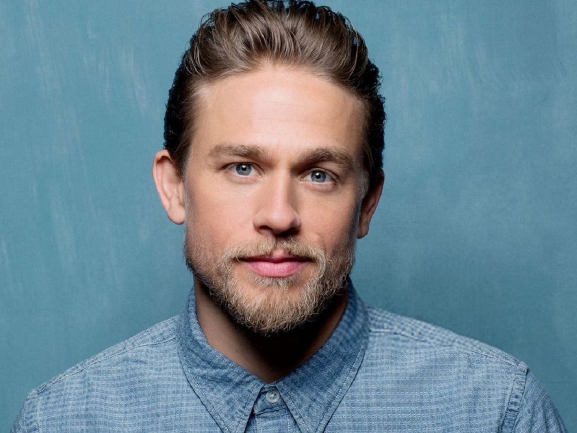 Красивый мужчина британский актер Чарли Ханнэм