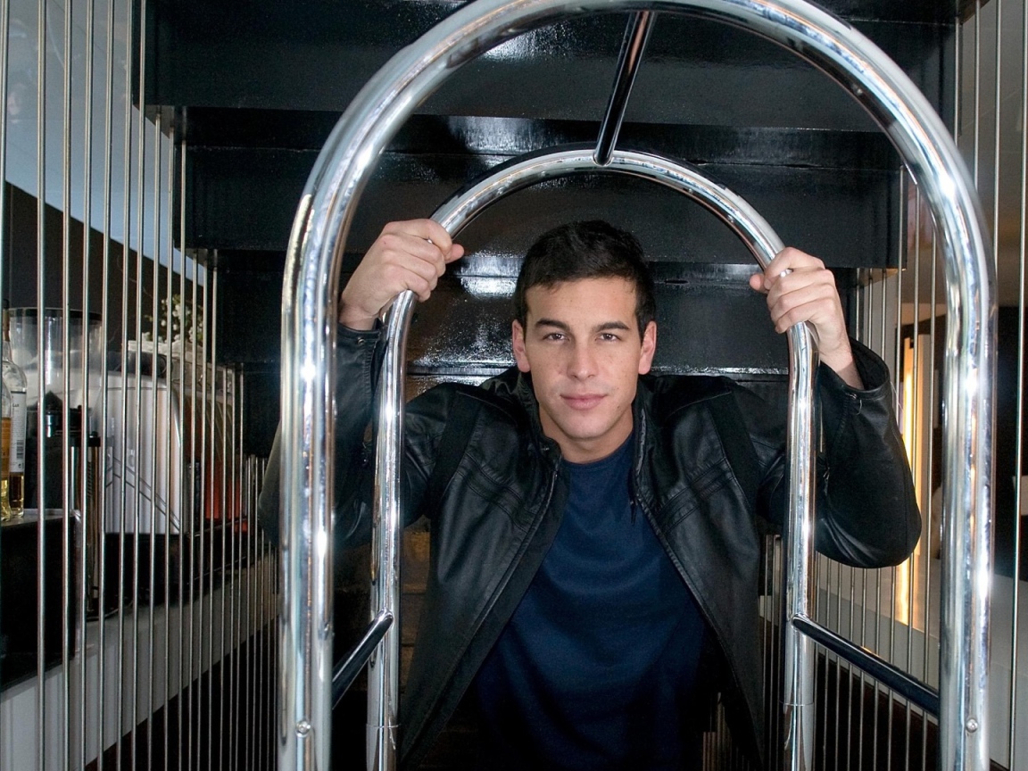 Красивый мужчина, актер Марио Касас