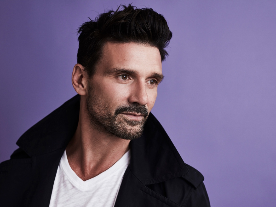 Красивый стильный мужчина, актер Фрэнк Грилло на сиреневом фоне