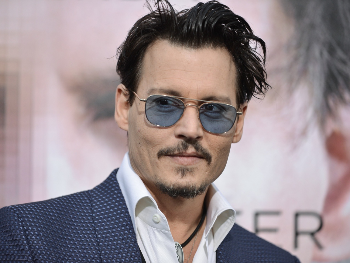 Популярный актер Джонни Депп в очках