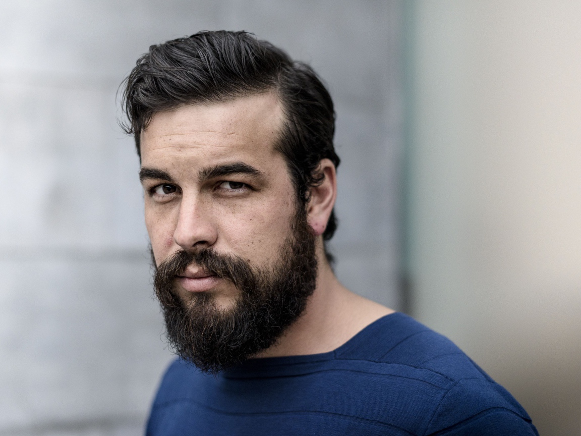 Популярный актер Марио Касас с бородой