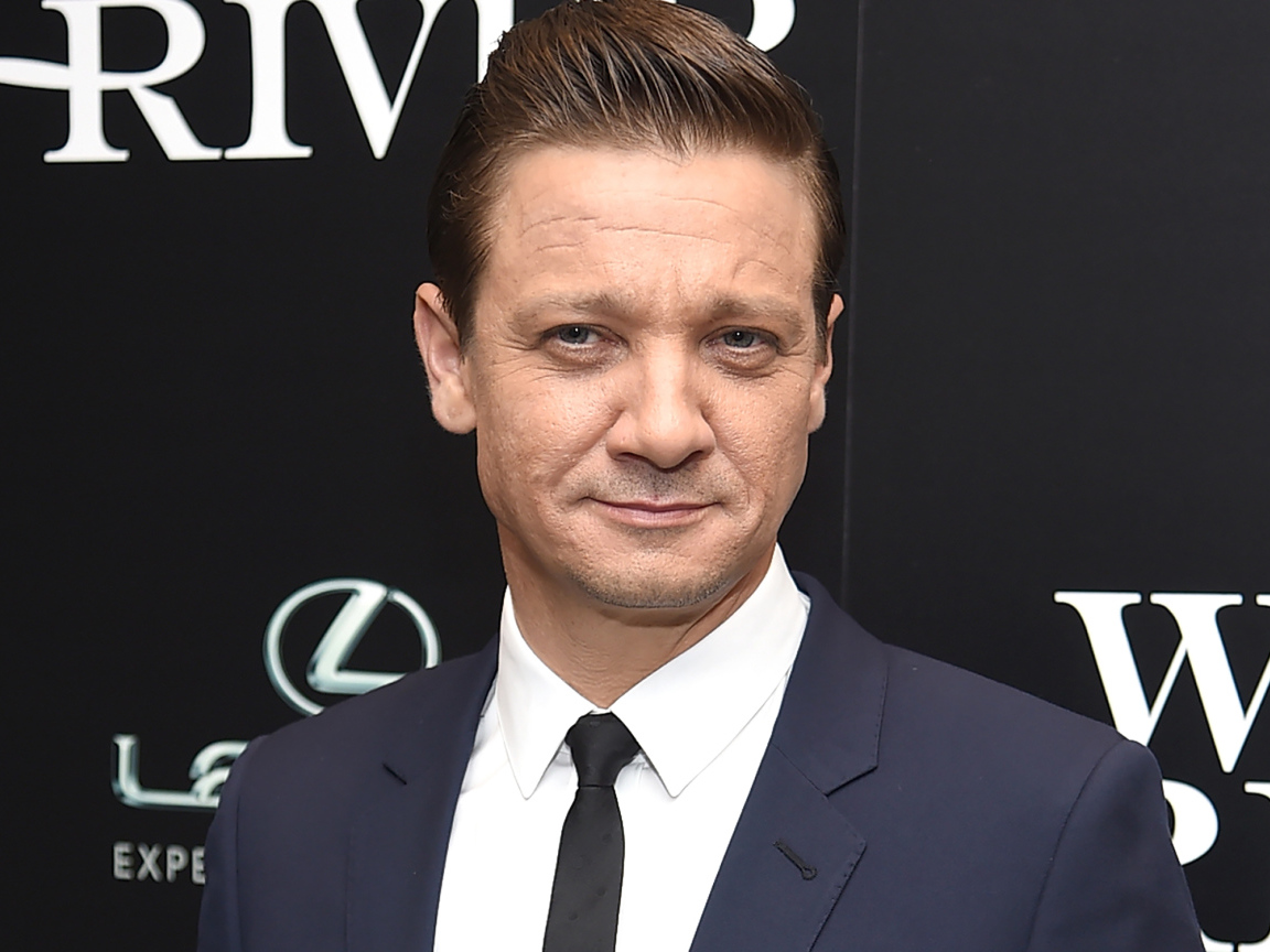 Стильный мужчина в костюме, актер Джереми Реннер