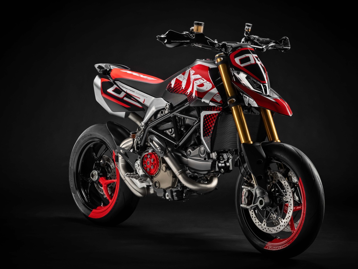 Мотоцикл Ducati Hypermotard 950 Concept 2019 года на сером фоне