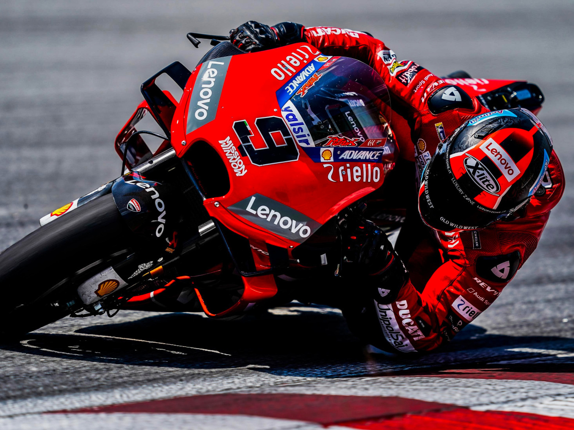 Гонщик на мотоцикле Ducati Corse 