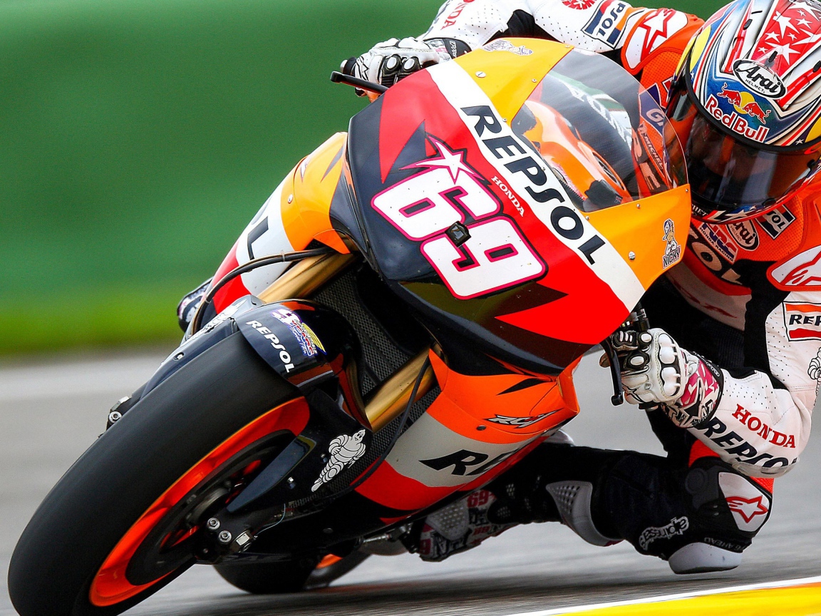 Мотоциклист на мотоцикле Honda MotoGP 2019 года на гоночной трассе