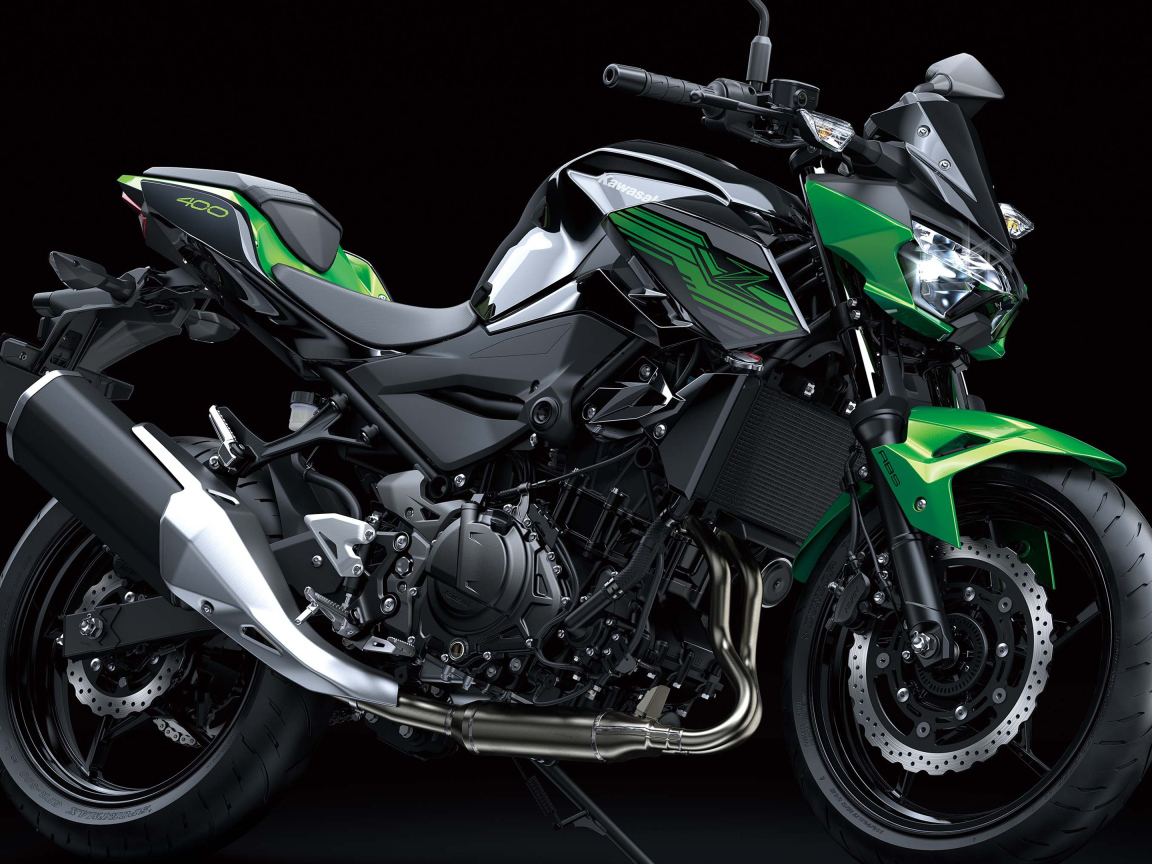 Большой мотоцикл Kawasaki Z400 на черном фоне