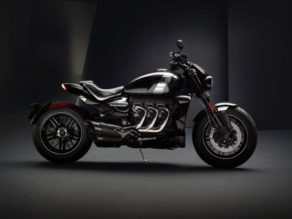 Черный большой мотоцикл Triumph Rocket 3 TFC 2019