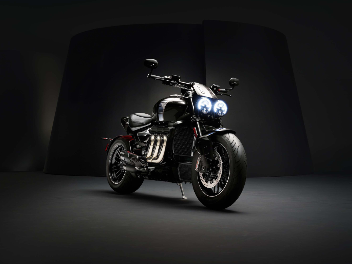 Мотоцикл Triumph Rocket 3 TFC,  2019 года с включенными фарами