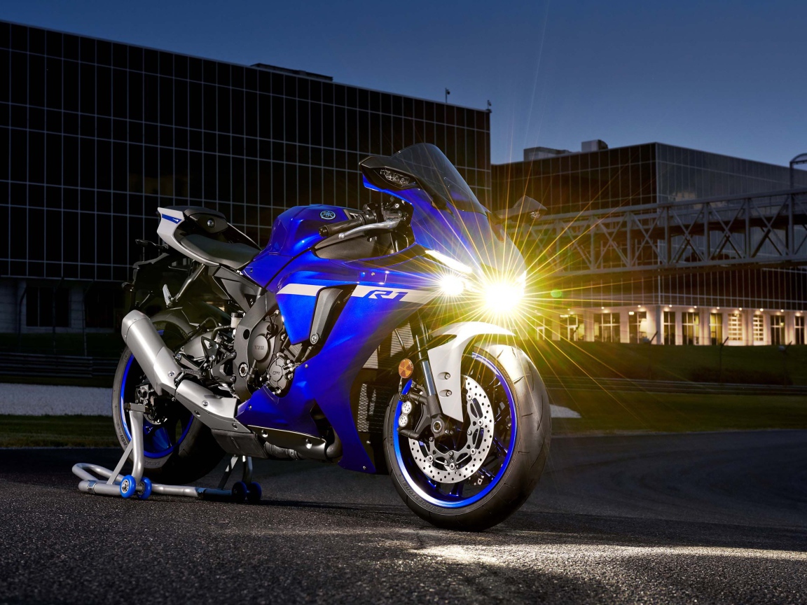 Мотоцикл Yamaha YZF-R1 2020 года с включенной фарой