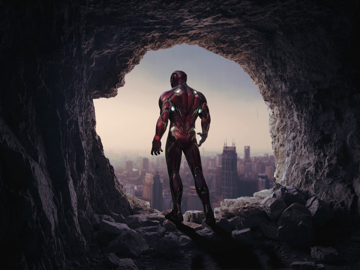 Персонаж Железный человек в пещере на фоне Нью Йорка