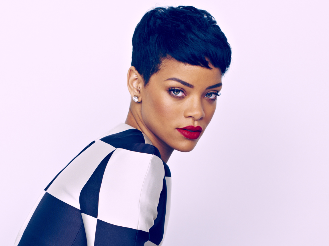 Красивая яркая брюнетка, певица Рианна с короткой стрижкой
