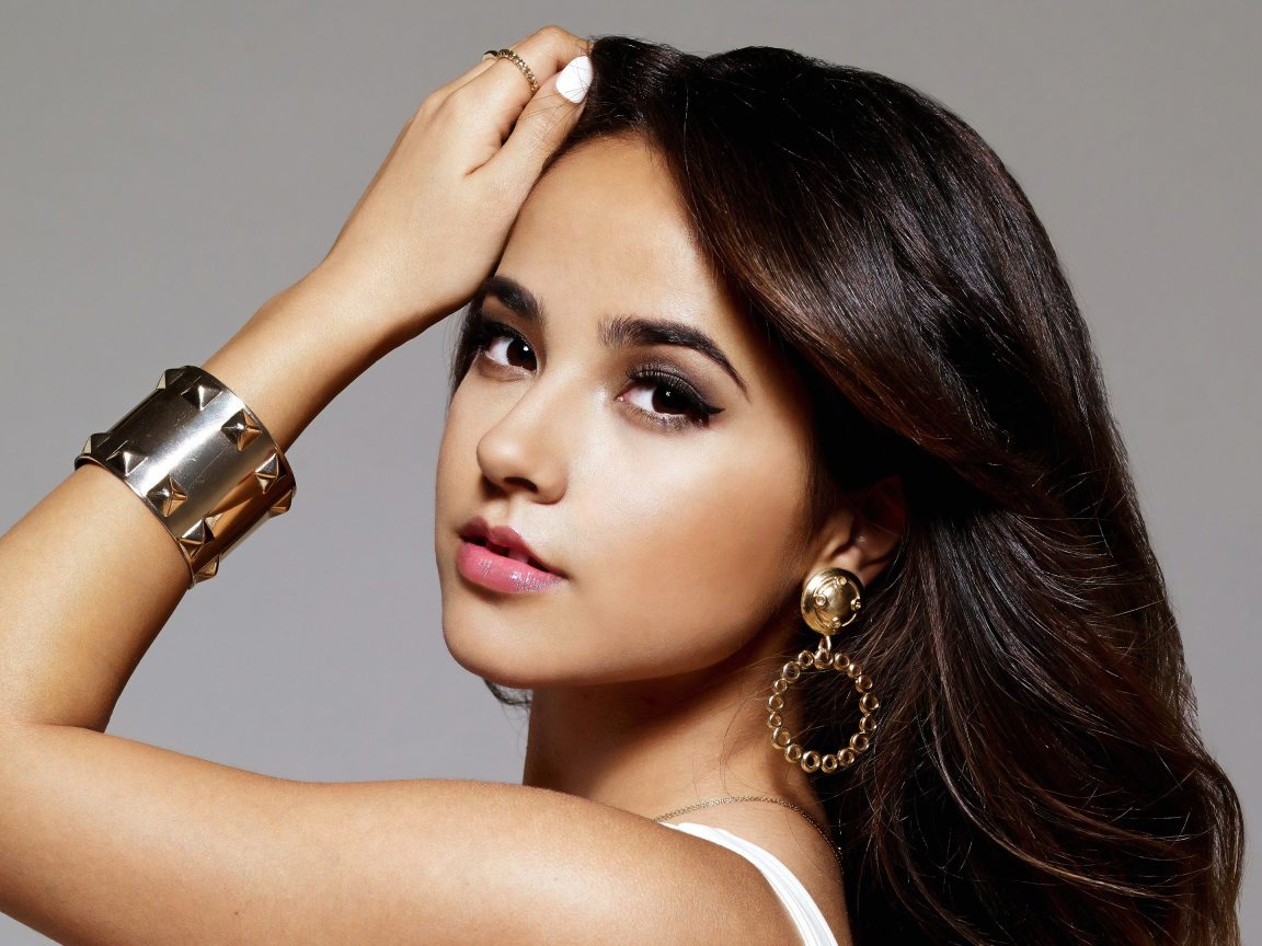 Красивая девушка, певица Бекки Джи на сером фоне