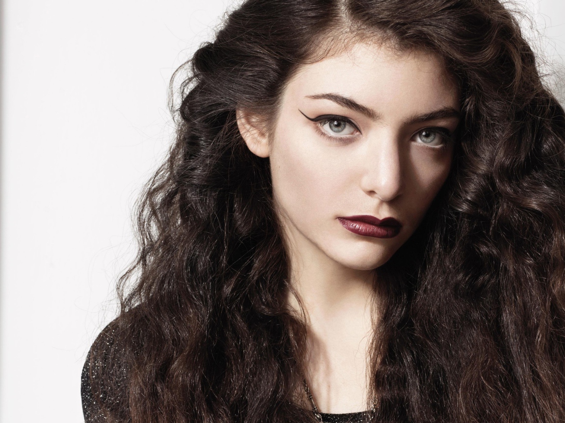 Красивая  длинноволосая девушка, певица Лорд