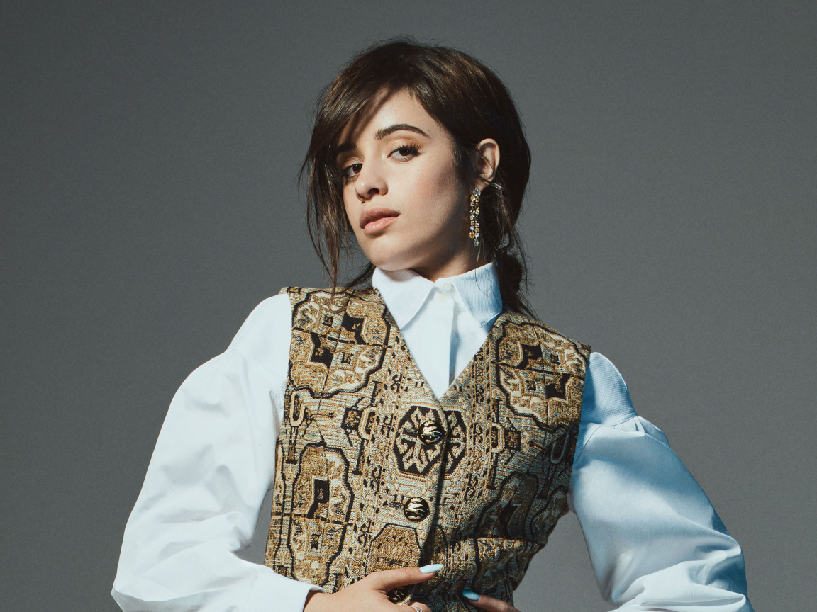 Красивая певица Камила Кабельо на сером фоне