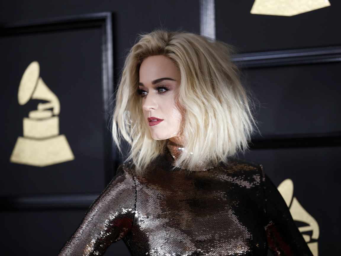 Блондинка Кэти Перри в блестящем платье