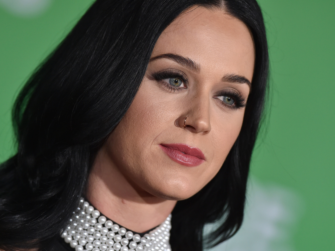 Лицо певицы Кэти Перри крупным планом