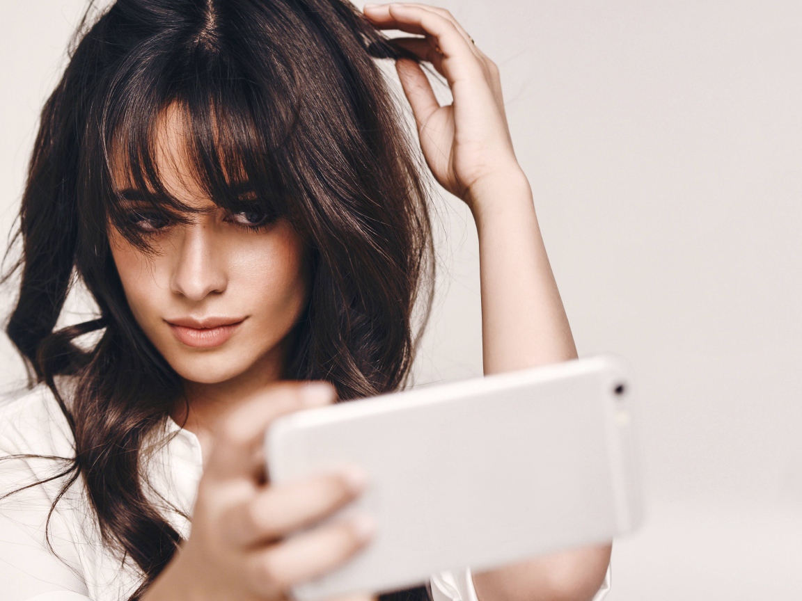 Певица Камила Кабельо делает селфи 