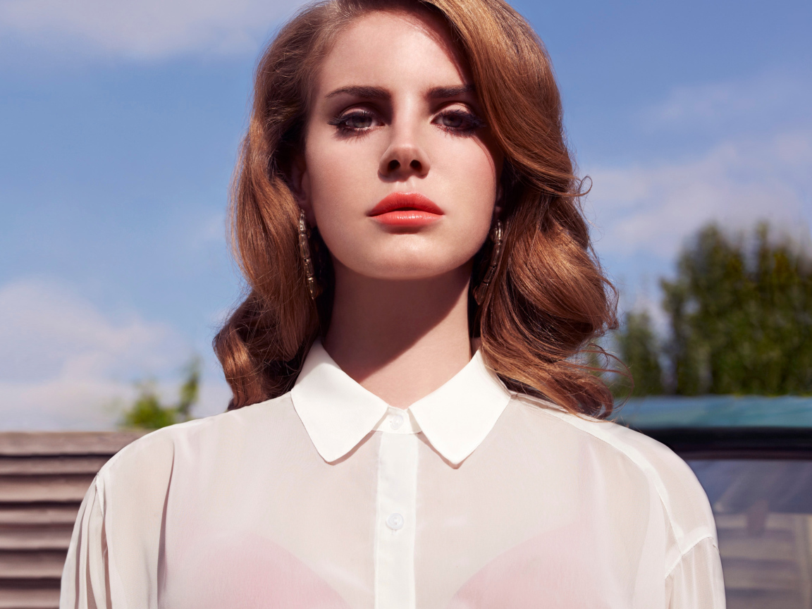 Певица Лана Дель Рей с большими сережками в ушах 