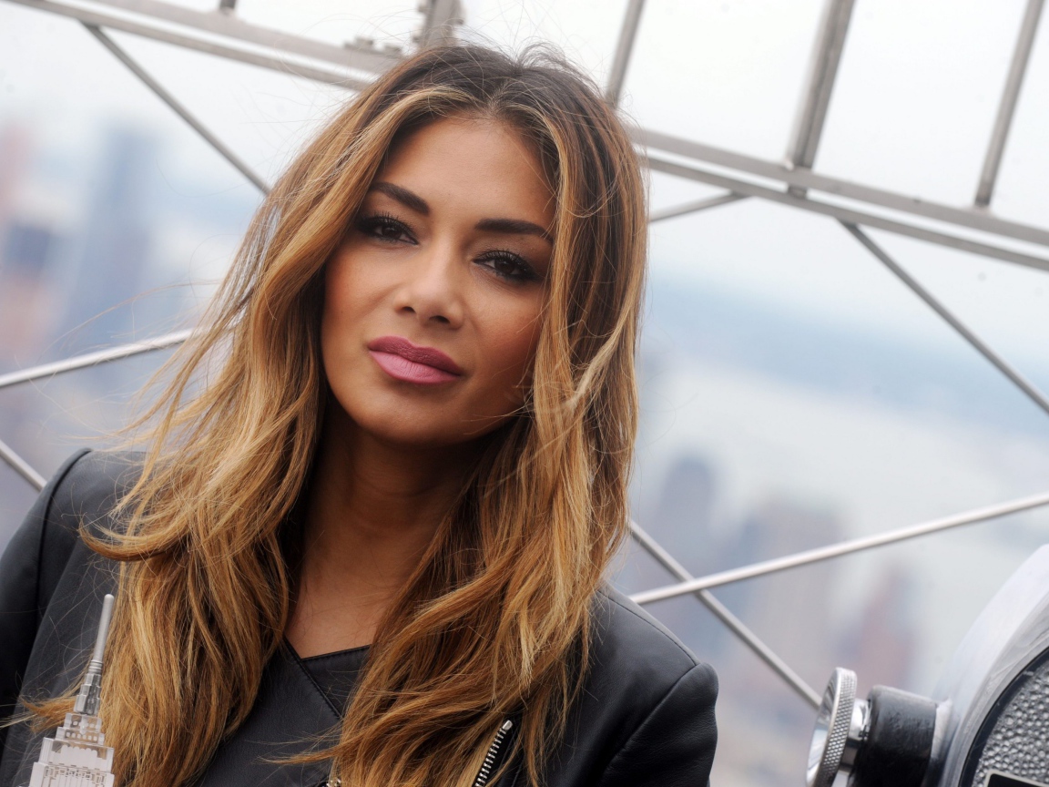 Певица Николь Шерзингер с карими глазами