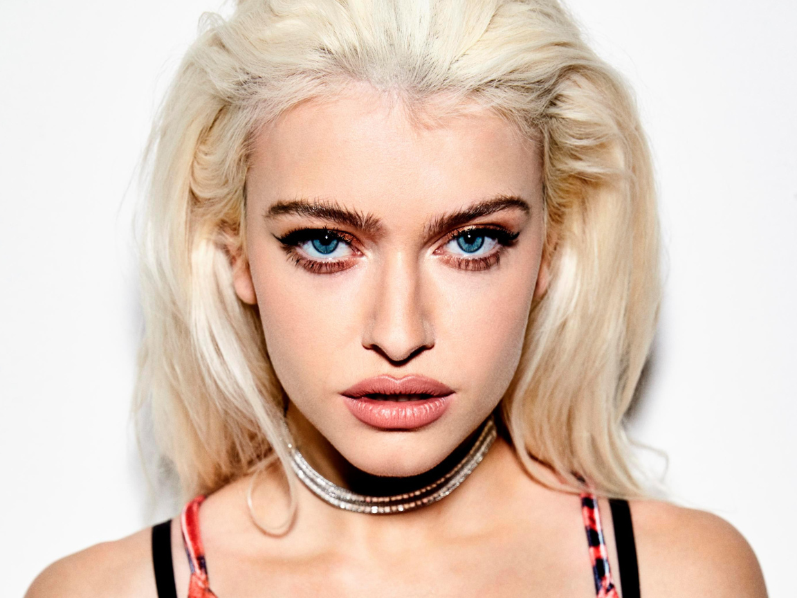 Молодая блондинка, поп исполнительница Элис Чэтер крупным планом